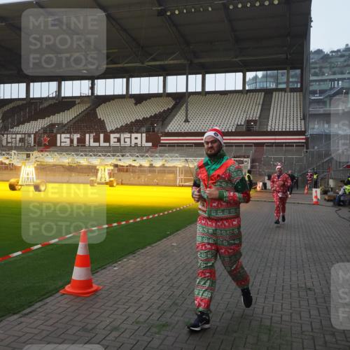 07.12.2025 - St. Pauli X-Mass-Run No. 15 Fabian Wolf http://msf.ph/oto/9363017 07.12.2025 10:02:13 Ziel 1934, 2472, 2923, 3944 meine-sportfotos.de
