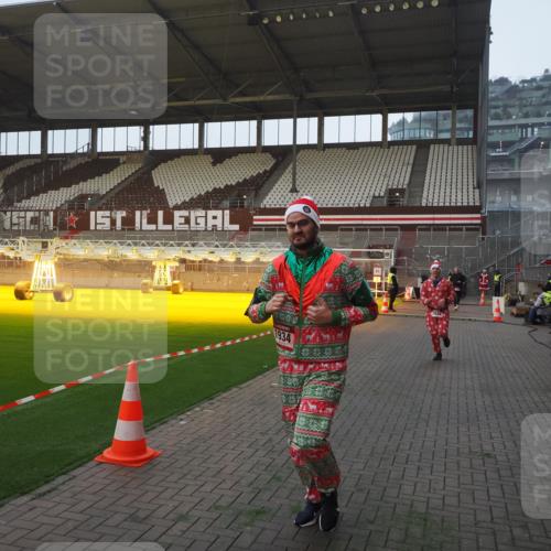 07.12.2025 - St. Pauli X-Mass-Run No. 15 Fabian Wolf http://msf.ph/oto/9363022 07.12.2025 10:02:13 Ziel 1934, 2472, 2923, 3944 meine-sportfotos.de