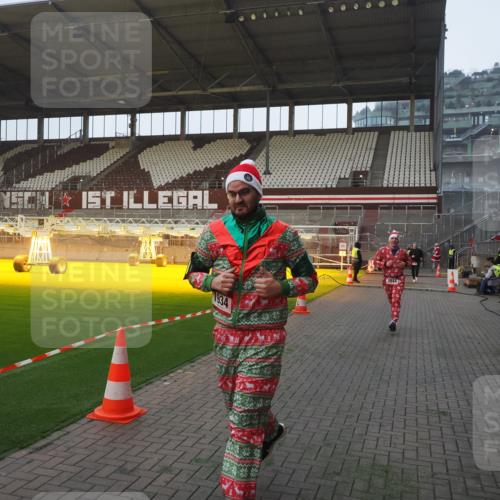 07.12.2025 - St. Pauli X-Mass-Run No. 15 Fabian Wolf http://msf.ph/oto/9363025 07.12.2025 10:02:13 Ziel 1934, 2472, 2923, 3944 meine-sportfotos.de