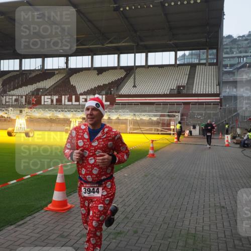 07.12.2025 - St. Pauli X-Mass-Run No. 15 Fabian Wolf http://msf.ph/oto/9363060 07.12.2025 10:02:15 Ziel 1934, 2472, 2923, 3944 meine-sportfotos.de