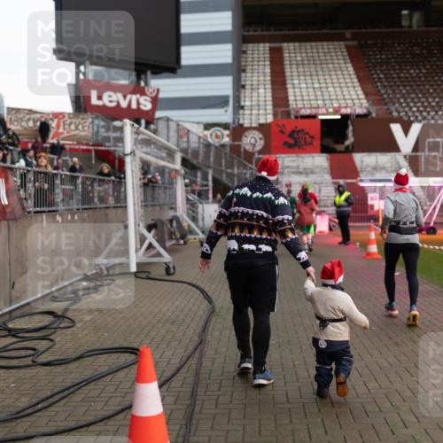 07.12.2025 - St. Pauli X-Mass-Run No. 15 Michael Strokosch http://msf.ph/oto/9363141 07.12.2025 11:47:31 Laufen 10000 meine-sportfotos.de