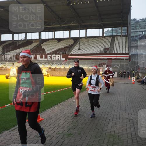 07.12.2025 - St. Pauli X-Mass-Run No. 15 Fabian Wolf http://msf.ph/oto/9363241 07.12.2025 10:02:37 Ziel 63, 304, 1105, 1828, 1829, 2510, 2514, 2604, 2908 meine-sportfotos.de