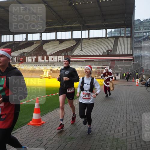 07.12.2025 - St. Pauli X-Mass-Run No. 15 Fabian Wolf http://msf.ph/oto/9363248 07.12.2025 10:02:37 Ziel 63, 304, 1105, 1828, 1829, 2510, 2514, 2604, 2908 meine-sportfotos.de