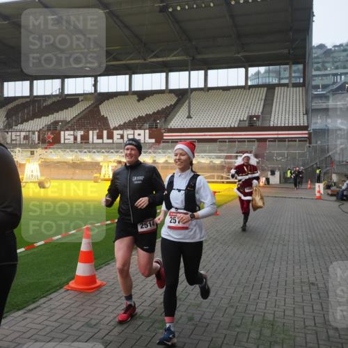 07.12.2025 - St. Pauli X-Mass-Run No. 15 Fabian Wolf http://msf.ph/oto/9363252 07.12.2025 10:02:37 Ziel 63, 304, 1105, 1828, 1829, 2510, 2514, 2604, 2908 meine-sportfotos.de