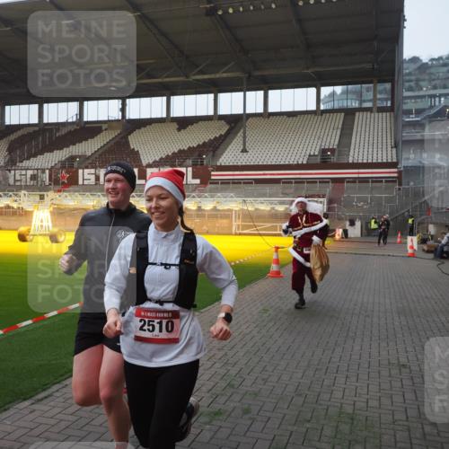 07.12.2025 - St. Pauli X-Mass-Run No. 15 Fabian Wolf http://msf.ph/oto/9363260 07.12.2025 10:02:38 Ziel 1105, 1828, 1829, 2510, 2514, 2604, 2781, 2908 meine-sportfotos.de