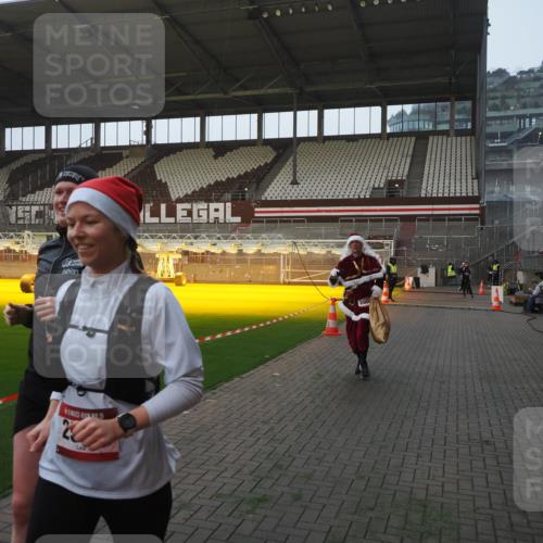 07.12.2025 - St. Pauli X-Mass-Run No. 15 Fabian Wolf http://msf.ph/oto/9363264 07.12.2025 10:02:38 Ziel 1105, 1828, 1829, 2510, 2514, 2604, 2781, 2908 meine-sportfotos.de