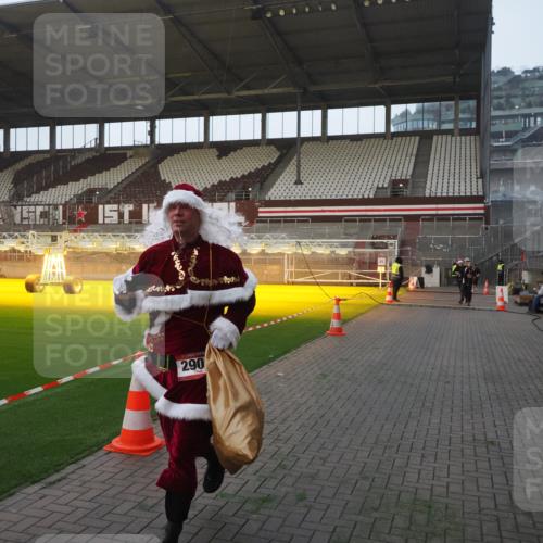 07.12.2025 - St. Pauli X-Mass-Run No. 15 Fabian Wolf http://msf.ph/oto/9363293 07.12.2025 10:02:39 Ziel 1105, 1828, 1829, 2510, 2514, 2604, 2780, 2781, 2908 meine-sportfotos.de