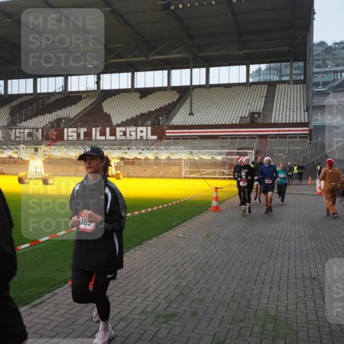 07.12.2025 - St. Pauli X-Mass-Run No. 15 Fabian Wolf http://msf.ph/oto/9363425 07.12.2025 10:02:57 Ziel 442, 443, 885, 918, 936, 943, 1314, 2505, 2780, 2781, 3284, 3417, 3518, 3892 meine-sportfotos.de