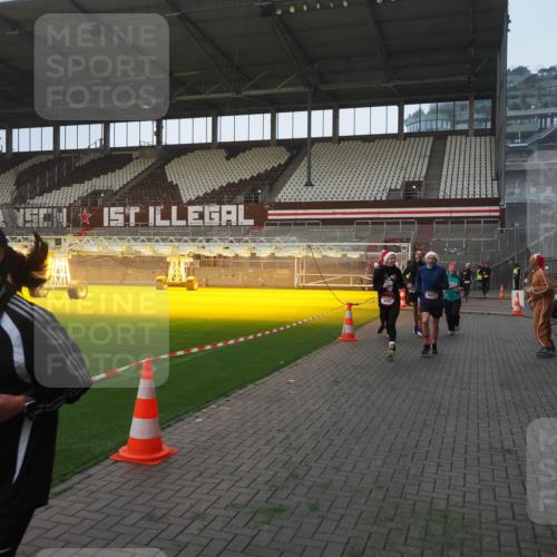 07.12.2025 - St. Pauli X-Mass-Run No. 15 Fabian Wolf http://msf.ph/oto/9363433 07.12.2025 10:02:57 Ziel 442, 443, 885, 918, 936, 943, 1314, 2505, 2780, 2781, 3284, 3417, 3518, 3892 meine-sportfotos.de
