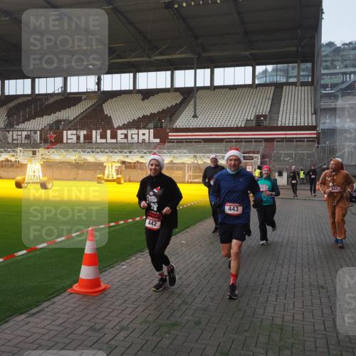 07.12.2025 - St. Pauli X-Mass-Run No. 15 Fabian Wolf http://msf.ph/oto/9363453 07.12.2025 10:02:59 Ziel 177, 442, 443, 885, 918, 936, 943, 956, 1314, 2505, 2780, 3284, 3417, 3518, 3892 meine-sportfotos.de