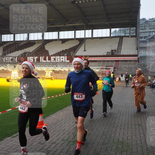 07.12.2025 - St. Pauli X-Mass-Run No. 15 Fabian Wolf http://msf.ph/oto/9363466 07.12.2025 10:02:59 Ziel 177, 442, 443, 885, 918, 936, 943, 956, 1314, 2505, 2780, 3284, 3417, 3518, 3892 meine-sportfotos.de