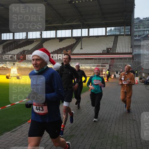 07.12.2025 - St. Pauli X-Mass-Run No. 15 Fabian Wolf http://msf.ph/oto/9363475 07.12.2025 10:03:00 Ziel 177, 442, 443, 885, 918, 936, 943, 956, 1314, 2505, 3284, 3417, 3518, 3892 meine-sportfotos.de