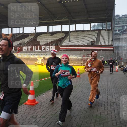 07.12.2025 - St. Pauli X-Mass-Run No. 15 Fabian Wolf http://msf.ph/oto/9363490 07.12.2025 10:03:00 Ziel 177, 442, 443, 885, 918, 936, 943, 956, 1314, 2505, 3284, 3417, 3518, 3892 meine-sportfotos.de