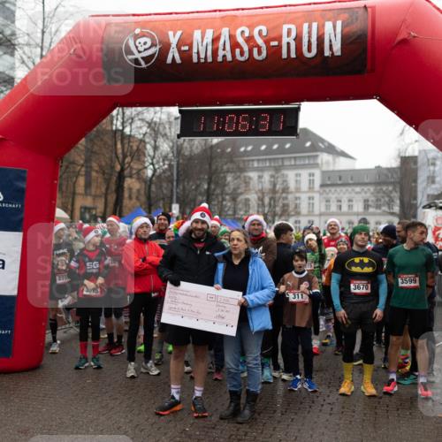 07.12.2025 - St. Pauli X-Mass-Run No. 15 Michael Strokosch http://msf.ph/oto/9363514 07.12.2025 12:06:30 Laufen 270, 3975, 336, 3670, 311, 3599 meine-sportfotos.de