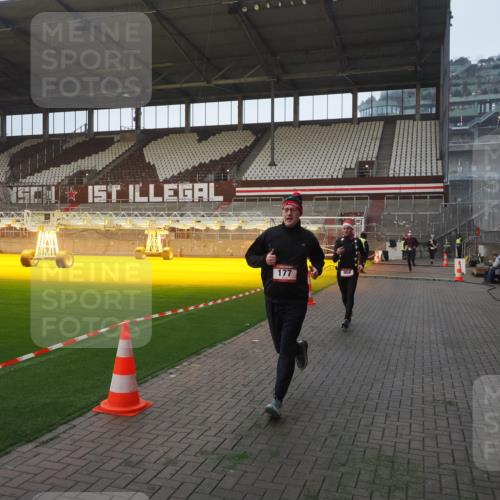 07.12.2025 - St. Pauli X-Mass-Run No. 15 Fabian Wolf http://msf.ph/oto/9363525 07.12.2025 10:03:03 Ziel 177, 442, 443, 885, 918, 936, 943, 956, 1118, 1314, 2505, 3284, 3417 meine-sportfotos.de