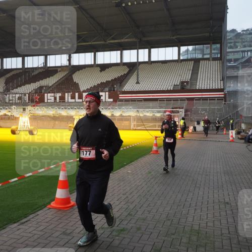 07.12.2025 - St. Pauli X-Mass-Run No. 15 Fabian Wolf http://msf.ph/oto/9363533 07.12.2025 10:03:04 Ziel 177, 442, 443, 885, 918, 936, 943, 956, 1118, 1314, 2505, 3284, 3417 meine-sportfotos.de