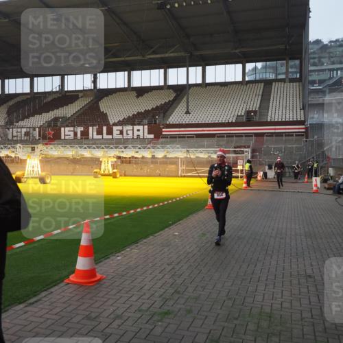07.12.2025 - St. Pauli X-Mass-Run No. 15 Fabian Wolf http://msf.ph/oto/9363541 07.12.2025 10:03:04 Ziel 177, 442, 443, 885, 918, 936, 943, 956, 1118, 1314, 2505, 3284, 3417 meine-sportfotos.de