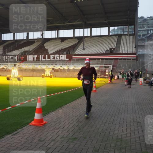 07.12.2025 - St. Pauli X-Mass-Run No. 15 Fabian Wolf http://msf.ph/oto/9363580 07.12.2025 10:03:09 Ziel 177, 442, 443, 460, 936, 943, 956, 963, 1118, 1594, 2505, 2682, 3417 meine-sportfotos.de