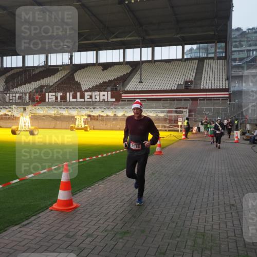 07.12.2025 - St. Pauli X-Mass-Run No. 15 Fabian Wolf http://msf.ph/oto/9363584 07.12.2025 10:03:10 Ziel 177, 442, 443, 460, 936, 943, 956, 963, 965, 1118, 1594, 2505, 2682, 3417 meine-sportfotos.de