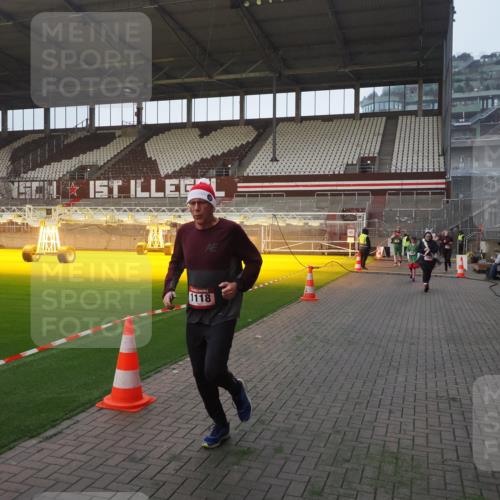 07.12.2025 - St. Pauli X-Mass-Run No. 15 Fabian Wolf http://msf.ph/oto/9363592 07.12.2025 10:03:10 Ziel 177, 442, 443, 460, 936, 943, 956, 963, 965, 1118, 1594, 2505, 2682, 3417 meine-sportfotos.de