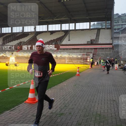 07.12.2025 - St. Pauli X-Mass-Run No. 15 Fabian Wolf http://msf.ph/oto/9363596 07.12.2025 10:03:10 Ziel 177, 442, 443, 460, 936, 943, 956, 963, 965, 1118, 1594, 2505, 2682, 3417 meine-sportfotos.de