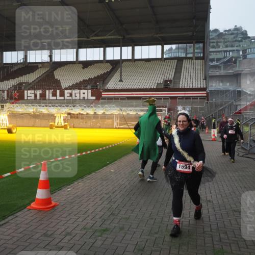 07.12.2025 - St. Pauli X-Mass-Run No. 15 Fabian Wolf http://msf.ph/oto/9363627 07.12.2025 10:03:16 Ziel 177, 460, 956, 963, 965, 1118, 1594, 2682, 2973, 2975 meine-sportfotos.de