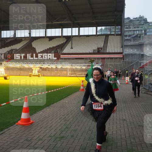 07.12.2025 - St. Pauli X-Mass-Run No. 15 Fabian Wolf http://msf.ph/oto/9363636 07.12.2025 10:03:17 Ziel 177, 460, 956, 963, 965, 1118, 1594, 2682, 2973, 2975 meine-sportfotos.de
