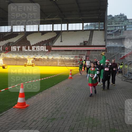 07.12.2025 - St. Pauli X-Mass-Run No. 15 Fabian Wolf http://msf.ph/oto/9363659 07.12.2025 10:03:19 Ziel 177, 460, 963, 965, 1118, 1594, 2682, 2973, 2975 meine-sportfotos.de