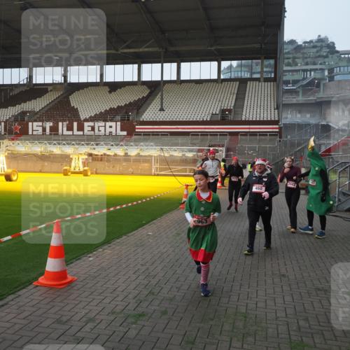 07.12.2025 - St. Pauli X-Mass-Run No. 15 Fabian Wolf http://msf.ph/oto/9363675 07.12.2025 10:03:20 Ziel 460, 963, 965, 1118, 1484, 1486, 1594, 2682, 2973, 2975 meine-sportfotos.de