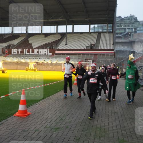 07.12.2025 - St. Pauli X-Mass-Run No. 15 Fabian Wolf http://msf.ph/oto/9363697 07.12.2025 10:03:22 Ziel 460, 963, 965, 1118, 1484, 1486, 1594, 2682, 2973, 2975, 4193, 4239 meine-sportfotos.de