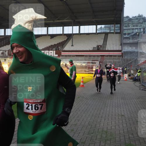 07.12.2025 - St. Pauli X-Mass-Run No. 15 Fabian Wolf http://msf.ph/oto/9363747 07.12.2025 10:03:25 Ziel 460, 963, 965, 984, 1484, 1486, 1594, 2682, 2973, 2975, 4193, 4239 meine-sportfotos.de