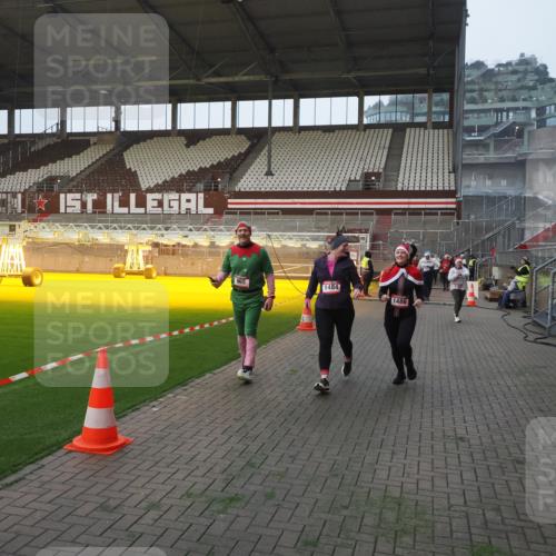 07.12.2025 - St. Pauli X-Mass-Run No. 15 Fabian Wolf http://msf.ph/oto/9363752 07.12.2025 10:03:26 Ziel 358, 460, 963, 965, 984, 1484, 1486, 1594, 2682, 2973, 2975, 4193, 4239 meine-sportfotos.de