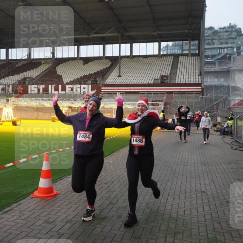 07.12.2025 - St. Pauli X-Mass-Run No. 15 Fabian Wolf http://msf.ph/oto/9363774 07.12.2025 10:03:27 Ziel 358, 460, 963, 965, 984, 1484, 1486, 1888, 2682, 2973, 2975, 4193, 4239 meine-sportfotos.de