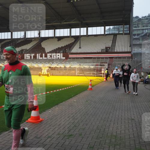 07.12.2025 - St. Pauli X-Mass-Run No. 15 Fabian Wolf http://msf.ph/oto/9363814 07.12.2025 10:03:30 Ziel 358, 940, 965, 984, 1023, 1484, 1486, 1888, 2973, 2975, 3334, 4193, 4239, 4660, 4680 meine-sportfotos.de