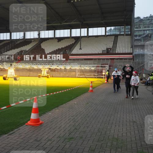 07.12.2025 - St. Pauli X-Mass-Run No. 15 Fabian Wolf http://msf.ph/oto/9363823 07.12.2025 10:03:30 Ziel 358, 940, 965, 984, 1023, 1484, 1486, 1888, 2973, 2975, 3334, 4193, 4239, 4660, 4680 meine-sportfotos.de