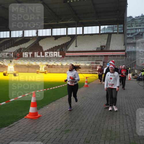 07.12.2025 - St. Pauli X-Mass-Run No. 15 Fabian Wolf http://msf.ph/oto/9363831 07.12.2025 10:03:34 Ziel 213, 214, 358, 940, 984, 1023, 1263, 1264, 1484, 1486, 1506, 1888, 2380, 2973, 2975, 3334, 4193, 4239, 4660, 4667, 4679, 4680 meine-sportfotos.de