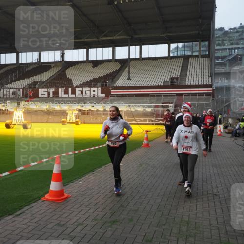 07.12.2025 - St. Pauli X-Mass-Run No. 15 Fabian Wolf http://msf.ph/oto/9363835 07.12.2025 10:03:34 Ziel 213, 214, 358, 940, 984, 1023, 1263, 1264, 1484, 1486, 1506, 1888, 2380, 2973, 2975, 3334, 4193, 4239, 4660, 4667, 4679, 4680 meine-sportfotos.de