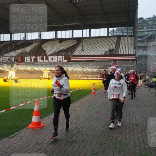 07.12.2025 - St. Pauli X-Mass-Run No. 15 Fabian Wolf http://msf.ph/oto/9363842 07.12.2025 10:03:34 Ziel 213, 214, 358, 940, 984, 1023, 1263, 1264, 1484, 1486, 1506, 1888, 2380, 2973, 2975, 3334, 4193, 4239, 4660, 4667, 4679, 4680 meine-sportfotos.de