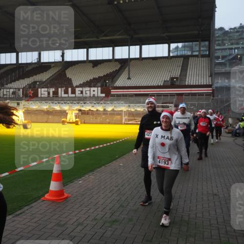 07.12.2025 - St. Pauli X-Mass-Run No. 15 Fabian Wolf http://msf.ph/oto/9363858 07.12.2025 10:03:35 Ziel 213, 214, 358, 940, 984, 1023, 1263, 1264, 1484, 1486, 1506, 1888, 2002, 2380, 3334, 4193, 4239, 4660, 4667, 4679, 4680 meine-sportfotos.de