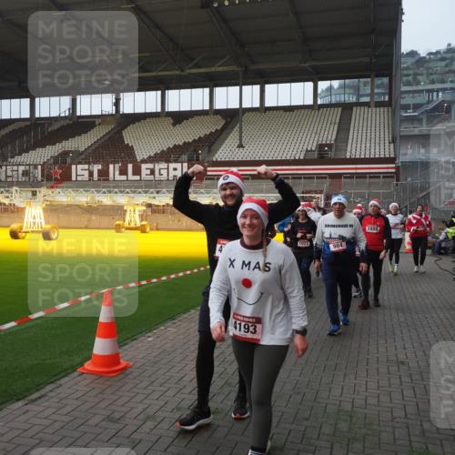 07.12.2025 - St. Pauli X-Mass-Run No. 15 Fabian Wolf http://msf.ph/oto/9363869 07.12.2025 10:03:36 Ziel 213, 214, 358, 940, 984, 1023, 1263, 1264, 1484, 1486, 1506, 1888, 2002, 2380, 3334, 4193, 4239, 4660, 4667, 4679, 4680 meine-sportfotos.de