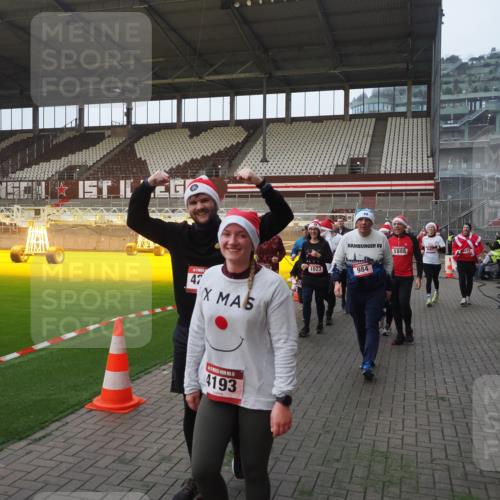 07.12.2025 - St. Pauli X-Mass-Run No. 15 Fabian Wolf http://msf.ph/oto/9363875 07.12.2025 10:03:36 Ziel 213, 214, 358, 940, 984, 1023, 1263, 1264, 1484, 1486, 1506, 1888, 2002, 2380, 3334, 4193, 4239, 4660, 4667, 4679, 4680 meine-sportfotos.de