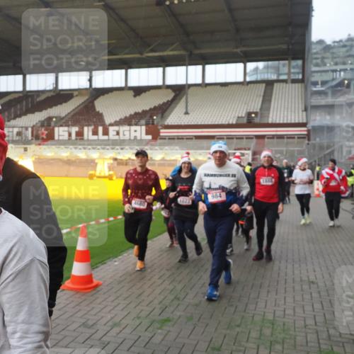 07.12.2025 - St. Pauli X-Mass-Run No. 15 Fabian Wolf http://msf.ph/oto/9363887 07.12.2025 10:03:37 Ziel 185, 213, 214, 358, 940, 984, 1023, 1263, 1264, 1484, 1486, 1506, 1888, 2002, 2366, 2380, 3334, 3734, 4193, 4239, 4660, 4667, 4679, 4680 meine-sportfotos.de