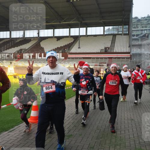 07.12.2025 - St. Pauli X-Mass-Run No. 15 Fabian Wolf http://msf.ph/oto/9363906 07.12.2025 10:03:38 Ziel 185, 213, 214, 358, 940, 984, 1023, 1263, 1264, 1484, 1486, 1506, 1888, 2002, 2366, 2380, 3334, 3734, 4193, 4239, 4660, 4667, 4679, 4680 meine-sportfotos.de
