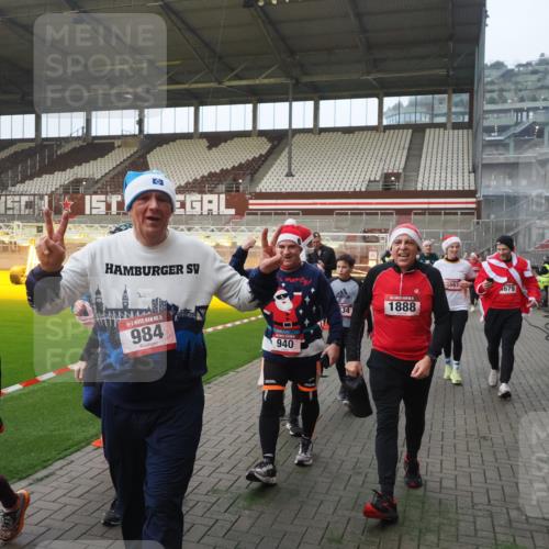 07.12.2025 - St. Pauli X-Mass-Run No. 15 Fabian Wolf http://msf.ph/oto/9363914 07.12.2025 10:03:39 Ziel 185, 213, 214, 358, 399, 940, 984, 1023, 1263, 1264, 1394, 1484, 1486, 1506, 1888, 2002, 2366, 2380, 3334, 3734, 4193, 4239, 4660, 4667, 4679, 4680 meine-sportfotos.de