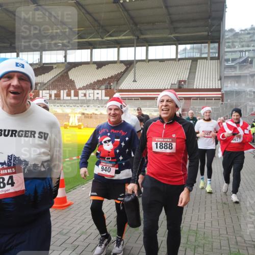 07.12.2025 - St. Pauli X-Mass-Run No. 15 Fabian Wolf http://msf.ph/oto/9363930 07.12.2025 10:03:40 Ziel 185, 213, 214, 358, 399, 940, 984, 1023, 1263, 1264, 1307, 1394, 1425, 1484, 1486, 1506, 1888, 2002, 2366, 2380, 3334, 3734, 4193, 4239, 4660, 4667, 4679, 4680 meine-sportfotos.de