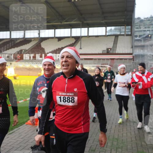 07.12.2025 - St. Pauli X-Mass-Run No. 15 Fabian Wolf http://msf.ph/oto/9363942 07.12.2025 10:03:40 Ziel 185, 213, 214, 358, 399, 940, 984, 1023, 1263, 1264, 1307, 1394, 1425, 1484, 1486, 1506, 1888, 2002, 2366, 2380, 3334, 3734, 4193, 4239, 4660, 4667, 4679, 4680 meine-sportfotos.de