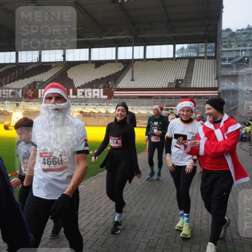 07.12.2025 - St. Pauli X-Mass-Run No. 15 Fabian Wolf http://msf.ph/oto/9363963 07.12.2025 10:03:41 Ziel 185, 213, 214, 358, 399, 940, 984, 1023, 1263, 1264, 1307, 1394, 1425, 1506, 1888, 2002, 2366, 2380, 3334, 3734, 4193, 4239, 4660, 4667, 4679, 4680 meine-sportfotos.de