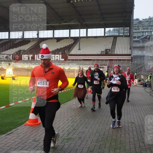 07.12.2025 - St. Pauli X-Mass-Run No. 15 Fabian Wolf http://msf.ph/oto/9364021 07.12.2025 10:03:58 Ziel 399, 626, 628, 709, 1027, 1028, 1307, 1394, 1425, 1906, 2110, 2112, 3198, 3337, 3340, 3359, 3519, 4151 meine-sportfotos.de