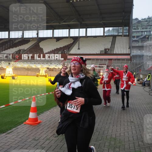 07.12.2025 - St. Pauli X-Mass-Run No. 15 Fabian Wolf http://msf.ph/oto/9364026 07.12.2025 10:03:59 Ziel 399, 626, 628, 709, 1027, 1028, 1307, 1394, 1425, 1906, 2110, 2112, 3198, 3337, 3340, 3359, 3519, 4151 meine-sportfotos.de