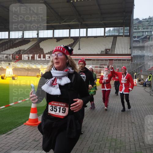 07.12.2025 - St. Pauli X-Mass-Run No. 15 Fabian Wolf http://msf.ph/oto/9364027 07.12.2025 10:03:59 Ziel 399, 626, 628, 709, 1027, 1028, 1307, 1394, 1425, 1906, 2110, 2112, 3198, 3337, 3340, 3359, 3519, 4151 meine-sportfotos.de